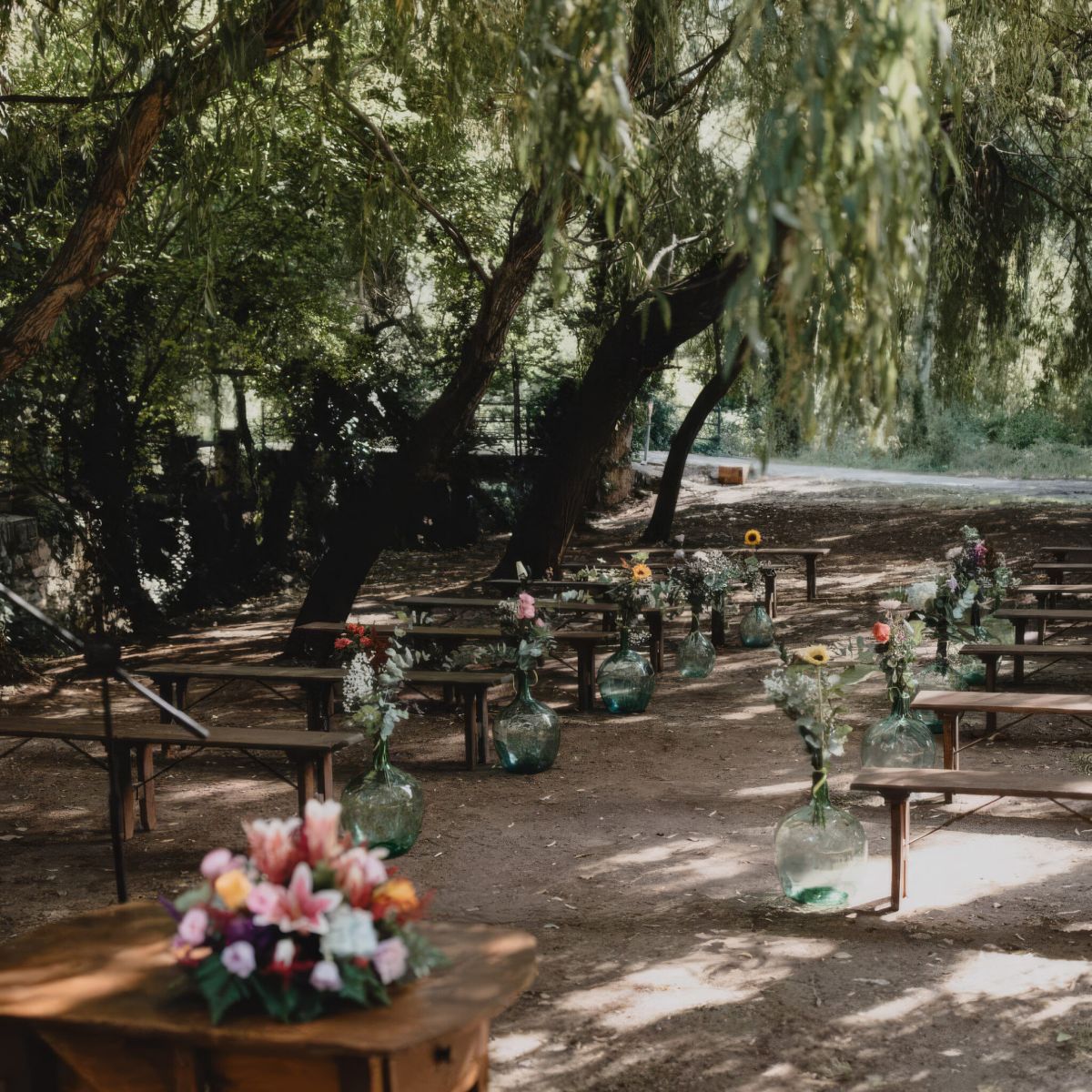Decoración de asientos en evento de boda