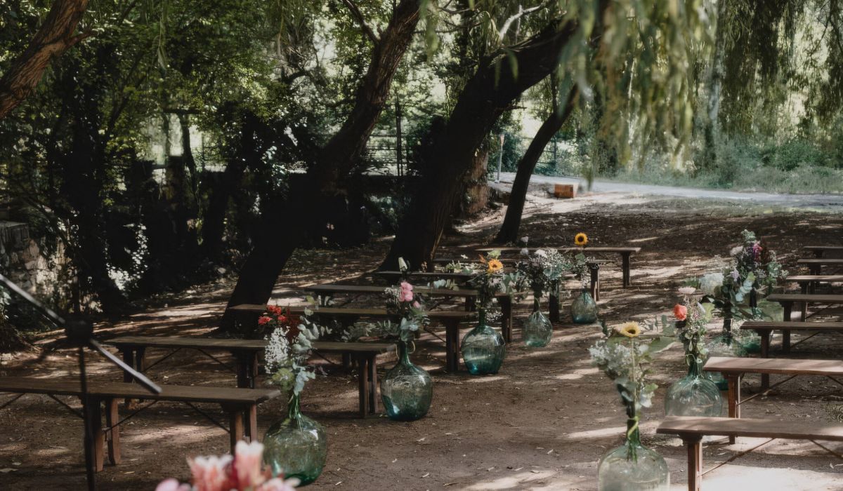 Decoración de asientos en evento de boda