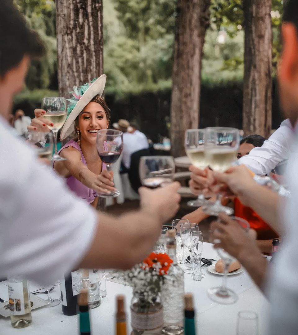 foto de personas brindando